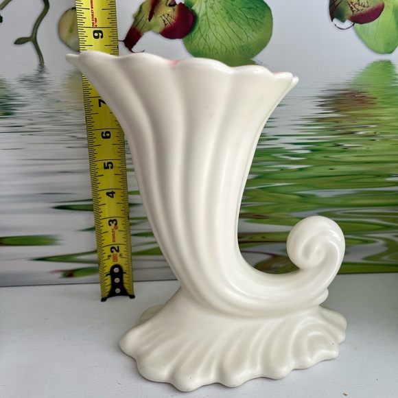 Pink Mid Century Modern Shell Vase White Exterior Made in Canada 116 Vintage - Picture 5 of 6